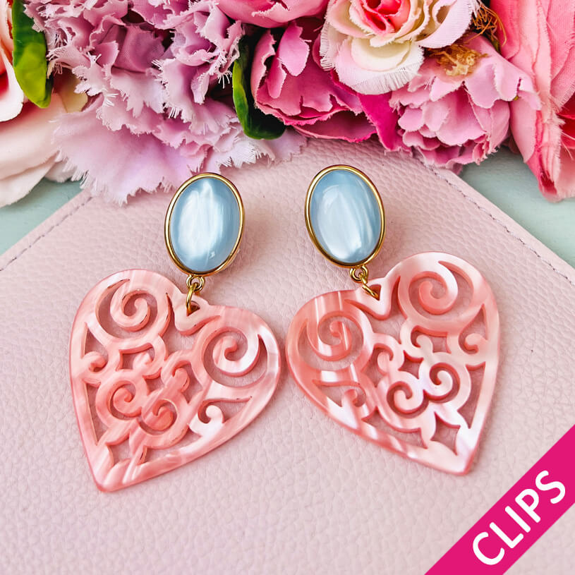 Schöne Herz-Ohrringe mit hellblauen Ohrclips und Herz-Ornamenten in Rosa von AmuseToi