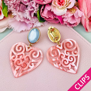 Schöne Herz-Ohrringe mit hellblauen Ohrclips und Herz-Ornamenten in Rosa von AmuseToi