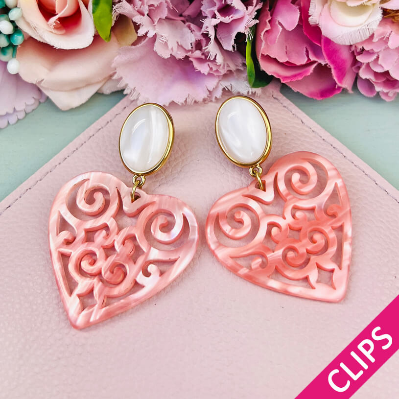 Schöne Herz-Ohrringe mit perlmuttfarbenen Ohrund Herz-Ornamenten in Rosa