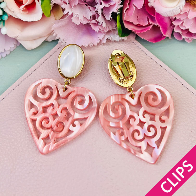 Schöne Herz-Ohrringe mit perlmuttfarbenen Ohrund Herz-Ornamenten in Rosa
