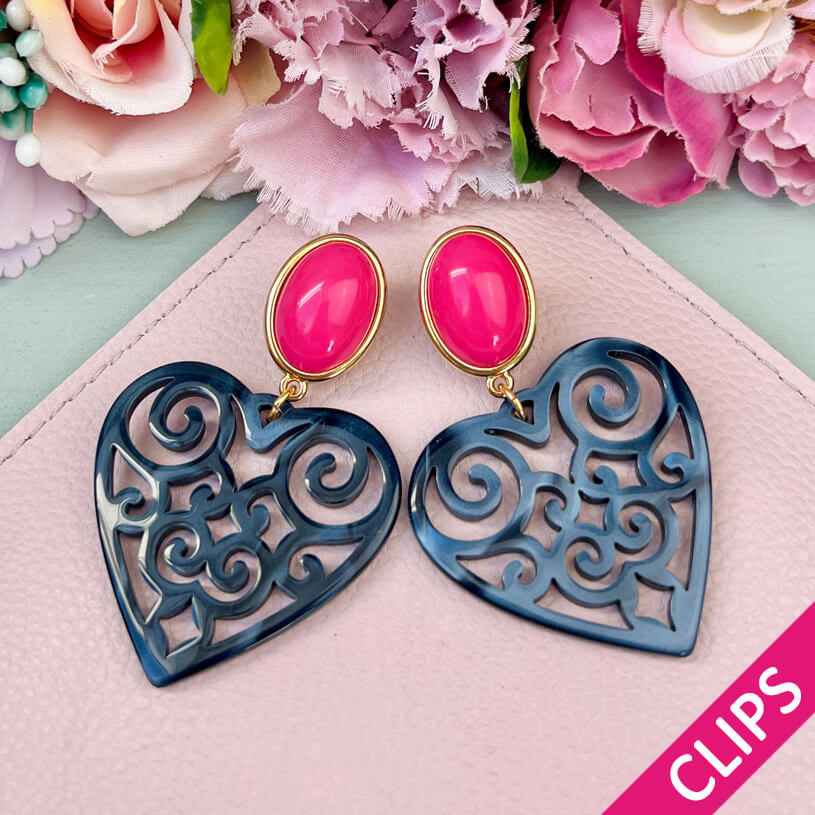 Schöne Herz-Ohrringe mit pinken Ohrclips und Herz-Ornamenten in Dunkelblau von AmuseToi
