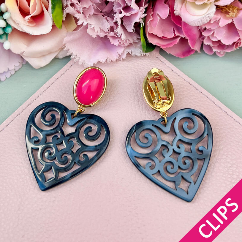 Schöne Herz-Ohrringe mit pinken Ohrclips und Herz-Ornamenten in Dunkelblau von AmuseToi