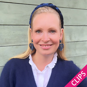 Schöne Herz-Ohrringe mit dunkelblauen Ohrclips und schimmernden Herz-Ornamenten von AmuseToi