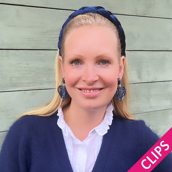 Schöne Herz-Ohrringe mit dunkelblauen Ohrclips und schimmernden Herz-Ornamenten von AmuseToi