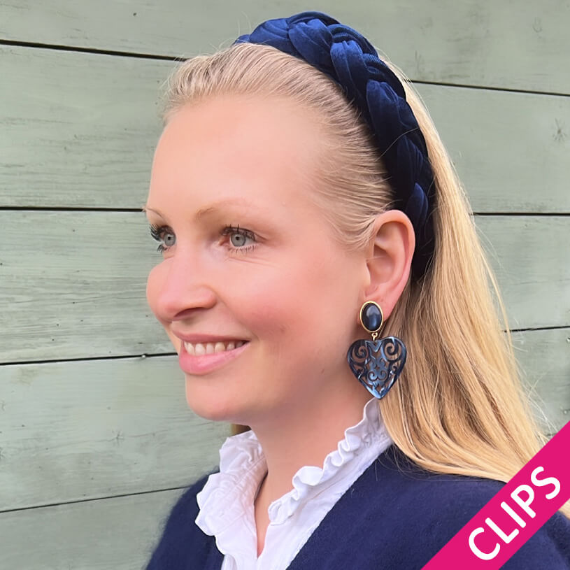 Schöne Herz-Ohrringe mit dunkelblauen Ohrclips und schimmernden Herz-Ornamenten von AmuseToi