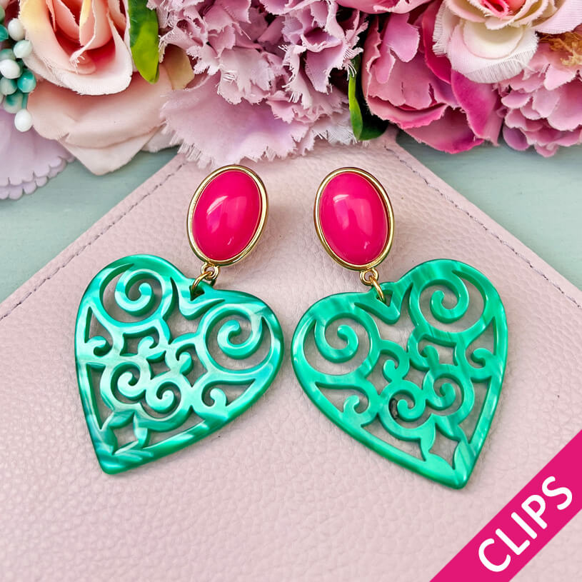 Schöne Herz-Ohrringe mit pinken Ohrclips und dunkelgrünen Herz-Ornamenten von AmuseToi