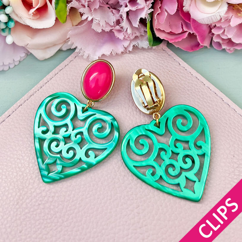 Schöne Herz-Ohrringe mit pinken Ohrclips und dunkelgrünen Herz-Ornamenten von AmuseToi
