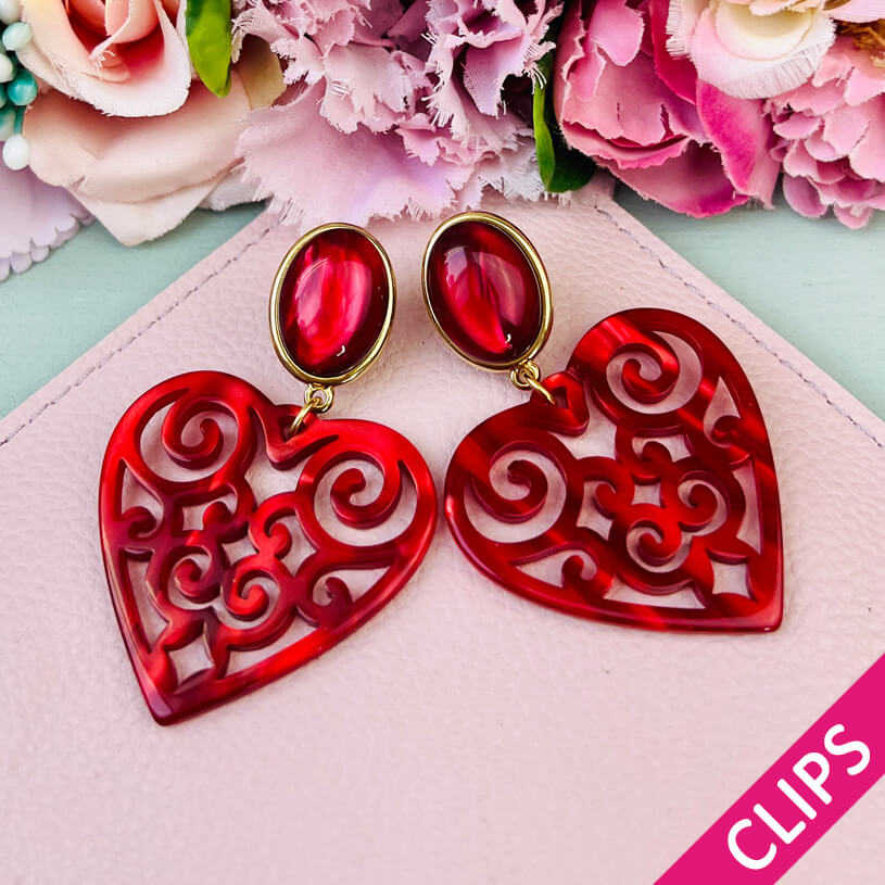 Schöne Ohrclips in schimmerndem Rot mit Herz-Ornamenten von AmuseToi