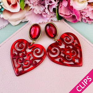Schöne Ohrclips in schimmerndem Rot mit Herz-Ornamenten von AmuseToi