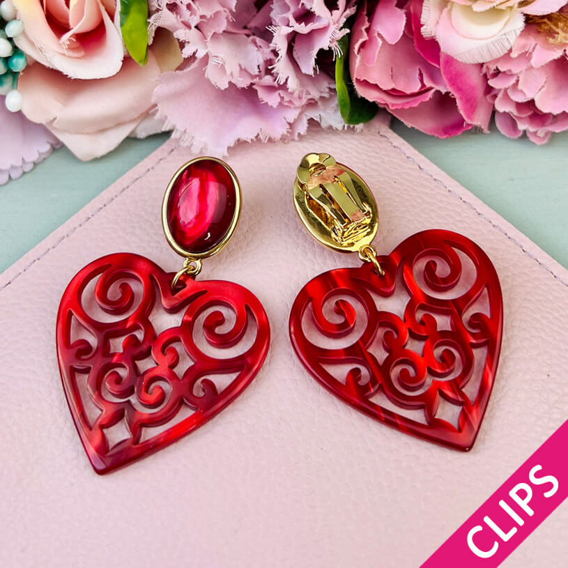 Schöne Ohrclips in schimmerndem Rot mit Herz-Ornamenten von AmuseToi