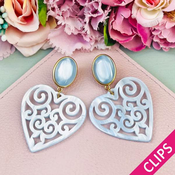 Schöne Ohrclips in schimmerndem Hellblau mit Herz-Ornamenten von AmuseToi