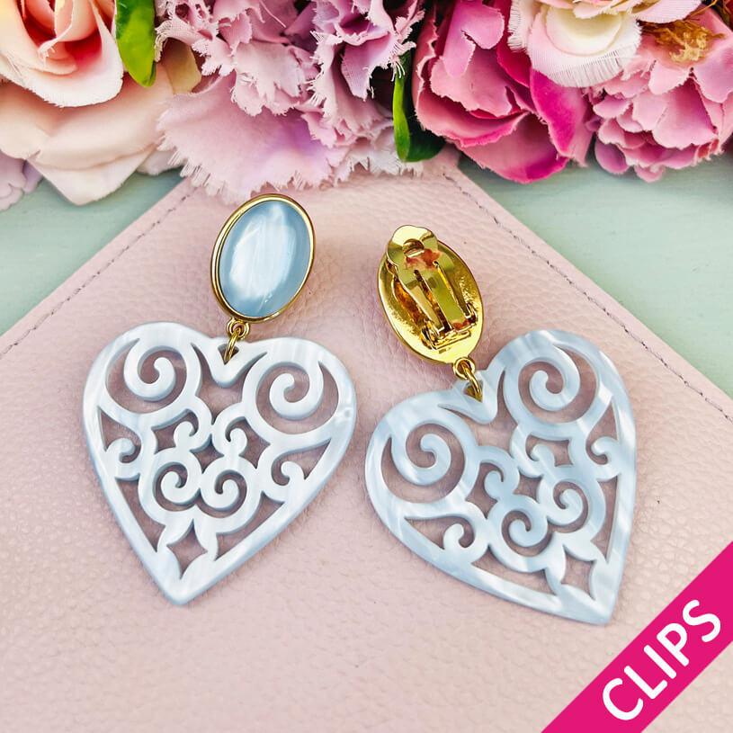 Schöne Ohrclips in schimmerndem Hellblau mit Herz-Ornamenten von AmuseToi