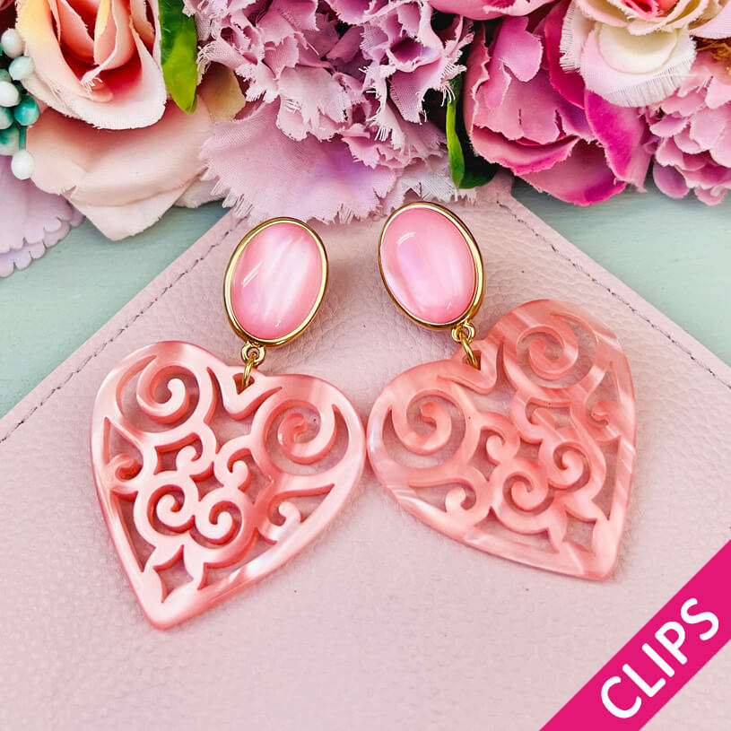 Schöne Ohrclips in schimmerndem Rosa mit Herz-Ornamenten von AmuseToi