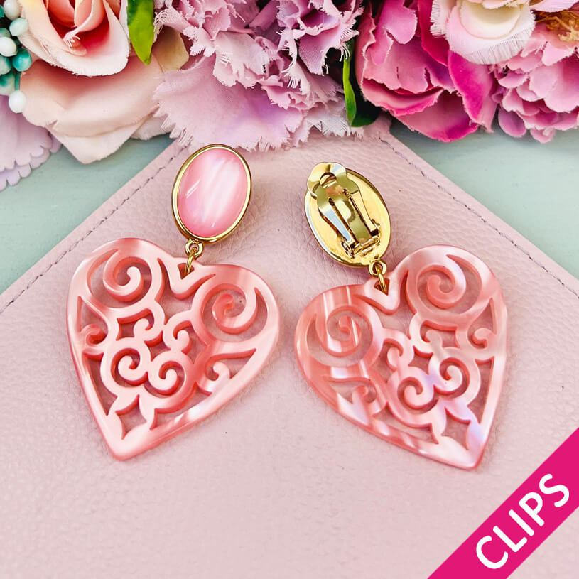 Schöne Ohrclips in schimmerndem Rosa mit Herz-Ornamenten von AmuseToi