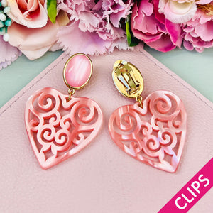 Schöne Ohrclips in schimmerndem Rosa mit Herz-Ornamenten von AmuseToi