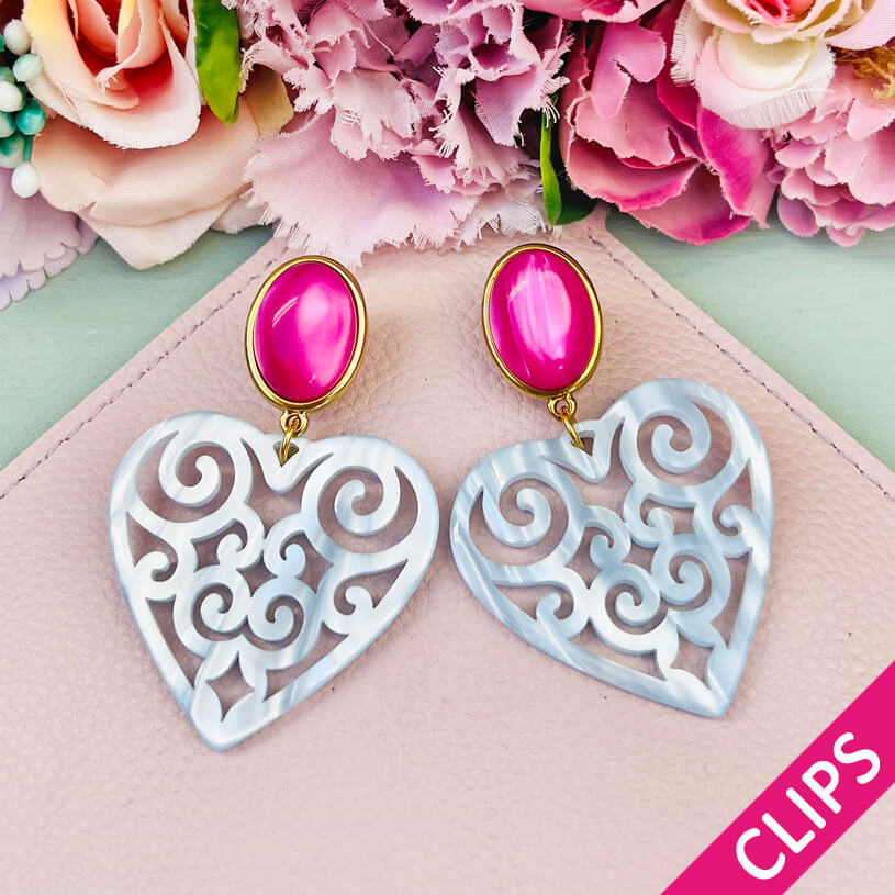 Schöne Herz-Ohrringe mit pinken Ohrclips und Herz-Ornamenten in Hellblau