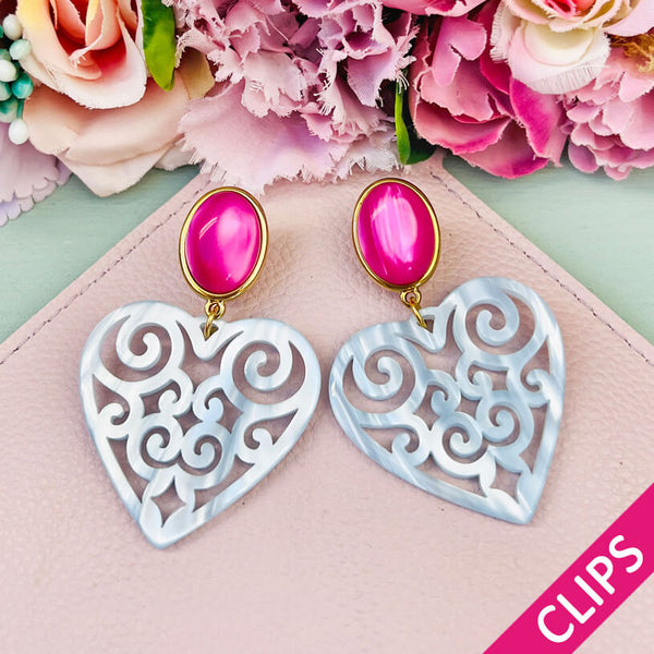 Schöne Herz-Ohrringe mit pinken Ohrclips und Herz-Ornamenten in Hellblau