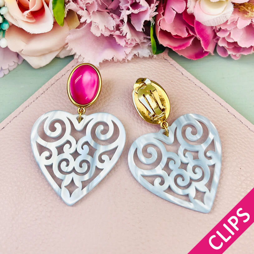 Schöne Herz-Ohrringe mit pinken Ohrclips und Herz-Ornamenten in Hellblau