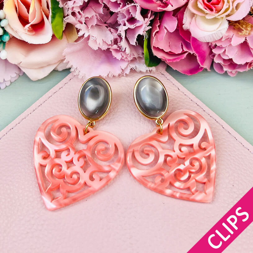 Schöne Herz-Ohrringe mit grauen Ohrclips und Herz-Ornamenten in Rosa
