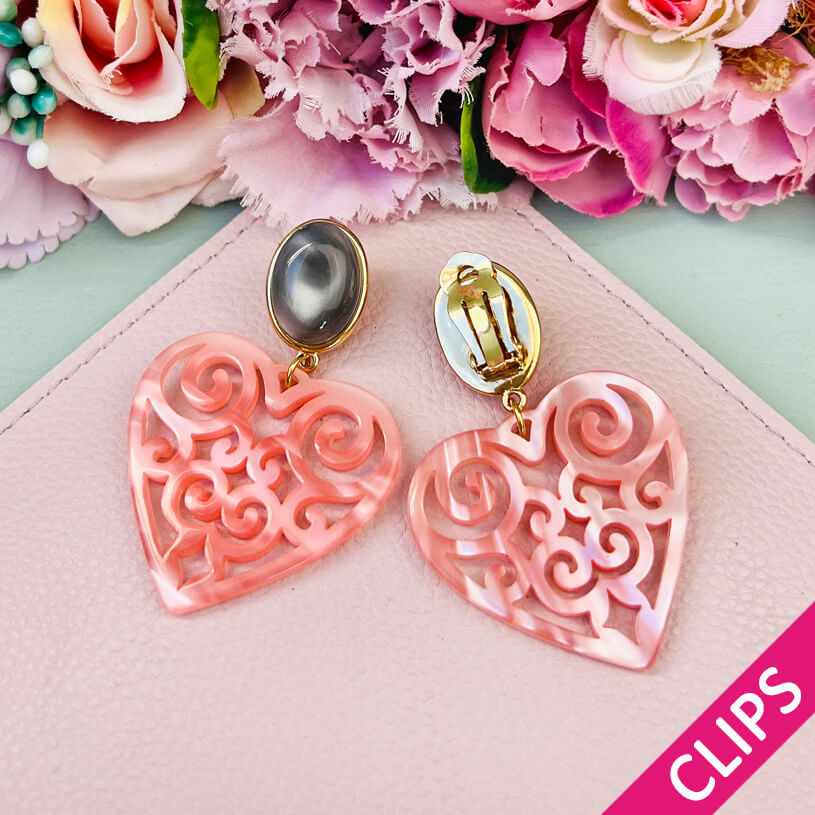 Schöne Herz-Ohrringe mit grauen Ohrclips und Herz-Ornamenten in Rosa