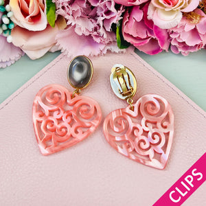 Schöne Herz-Ohrringe mit grauen Ohrclips und Herz-Ornamenten in Rosa