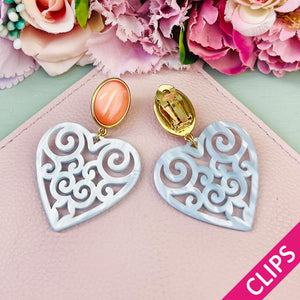 Schöne Herz-Ohrringe mit korallrosanen Ohrclips und Herz-Ornamenten in Hellblau