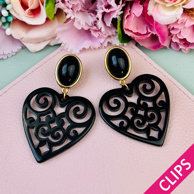 Schöne Ohrclips in schimmerndem Schwarz mit Herz-Ornamenten von AmuseToi