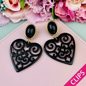 Schöne Ohrclips in schimmerndem Schwarz mit Herz-Ornamenten von AmuseToi
