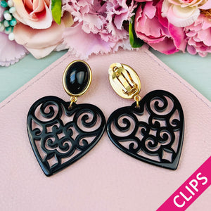Schöne Ohrclips in schimmerndem Schwarz mit Herz-Ornamenten von AmuseToi