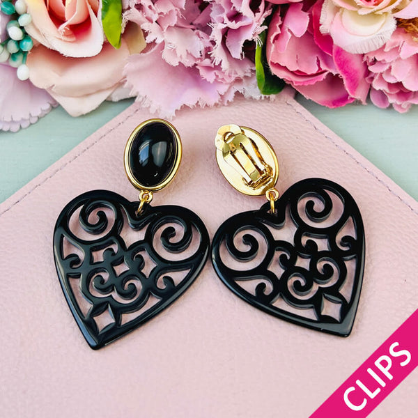 Schöne Ohrclips in schimmerndem Schwarz mit Herz-Ornamenten von AmuseToi