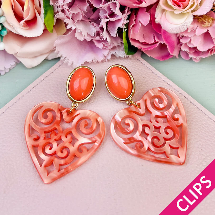 Schöne Ohrclips in schimmerndem Korallorange mit Herz-Ornamenten von AmuseToi