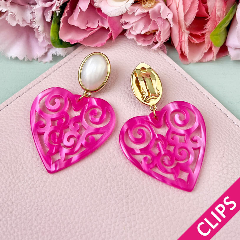 Schöne Herz-Ohrringe mit perlmuttfarbenen Ohrclips und Herz-Ornamenten in Pink