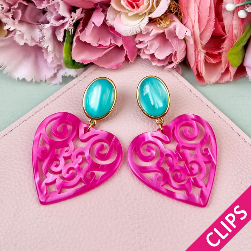 Schöne Herz-Ohrringe mit türkisfarbenen Ohrclips und Herz-Ornamenten in Pink