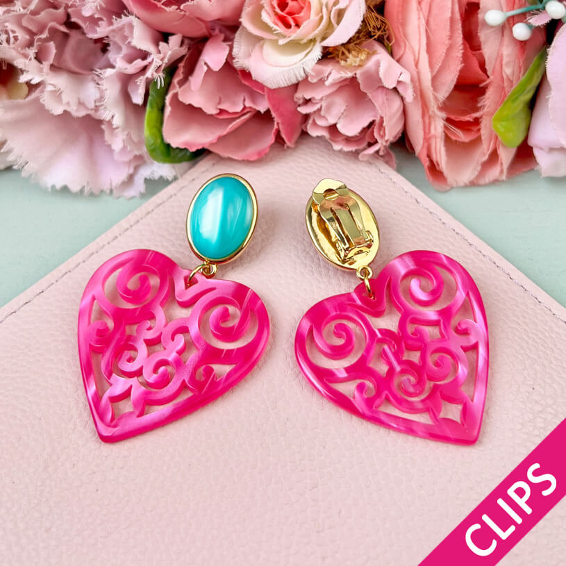 Schöne Herz-Ohrringe mit türkisfarbenen Ohrclips und Herz-Ornamenten in Pink