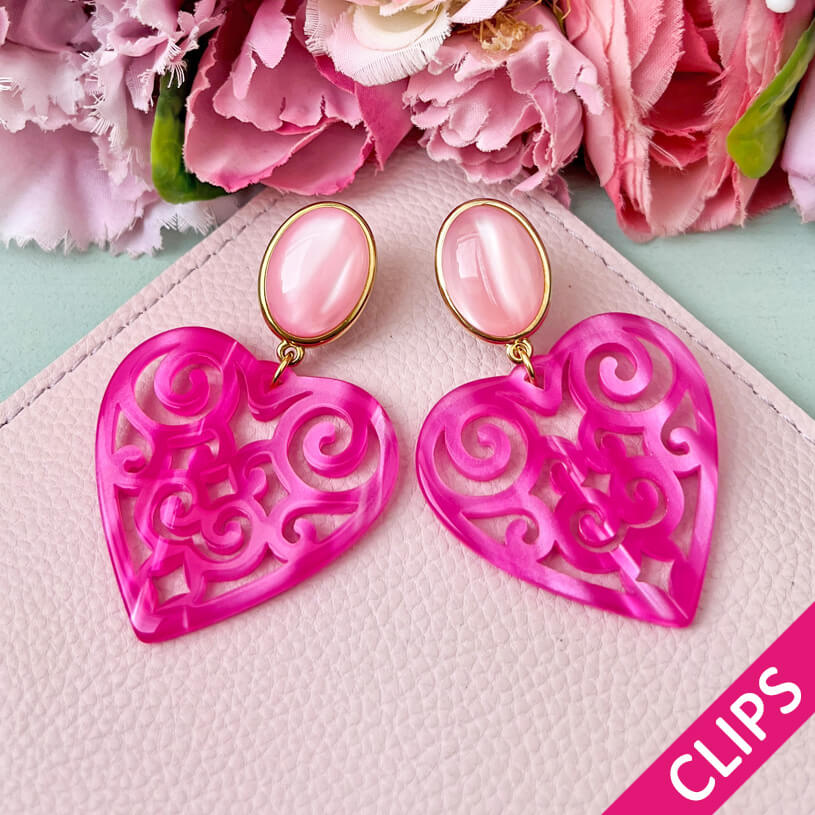 Schöne Herz-Ohrringe mit rosafarbenen Ohrclips und Herz-Ornamenten in Pink
