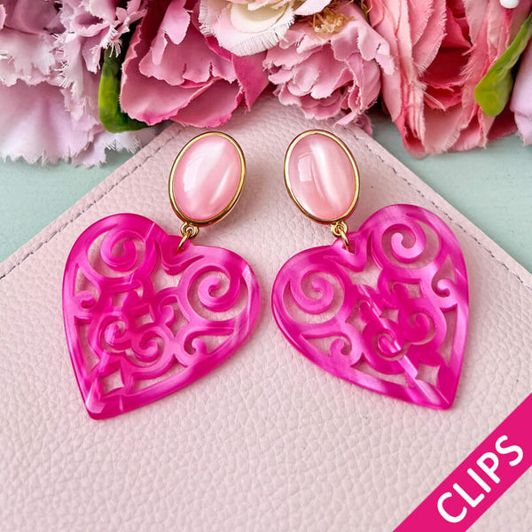 Schöne Herz-Ohrringe mit rosafarbenen Ohrclips und Herz-Ornamenten in Pink