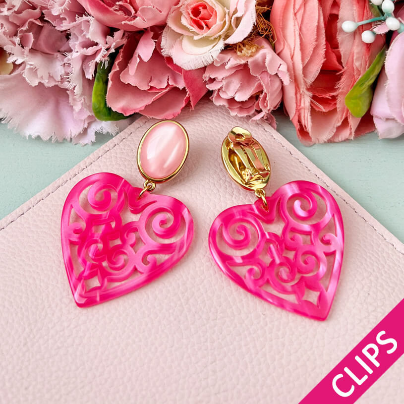 Schöne Herz-Ohrringe mit rosafarbenen Ohrclips und Herz-Ornamenten in Pink