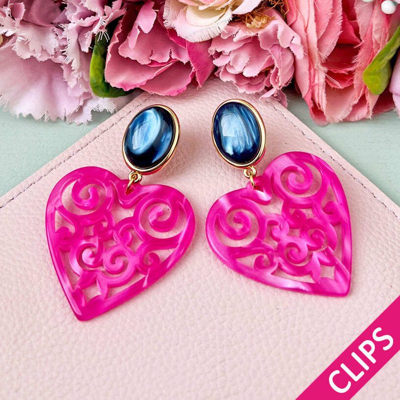 Schöne Herz-Ohrringe mit dunkelblauen Ohrclips und Herz-Ornamenten in Pink