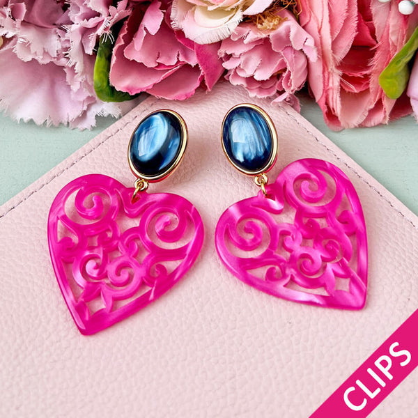 Schöne Herz-Ohrringe mit dunkelblauen Ohrclips und Herz-Ornamenten in Pink