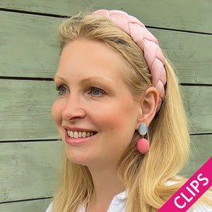 Hellblaue Ohrclips mit pinkfarbenem Anhänger in Rochenhautoptik