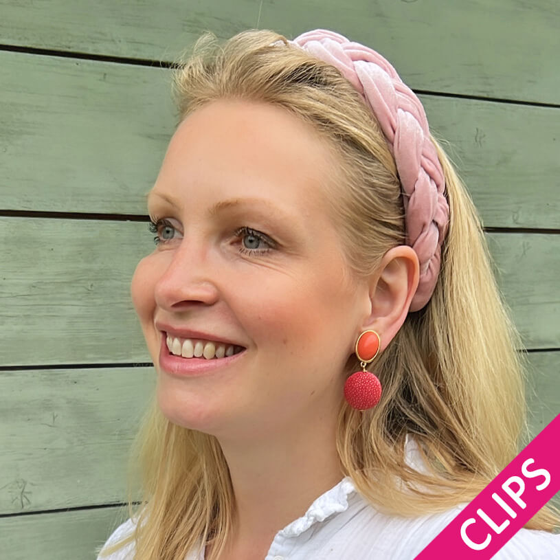 Korallfarbene Ohrclips mit rotem Anhänger in Rochenhautoptik