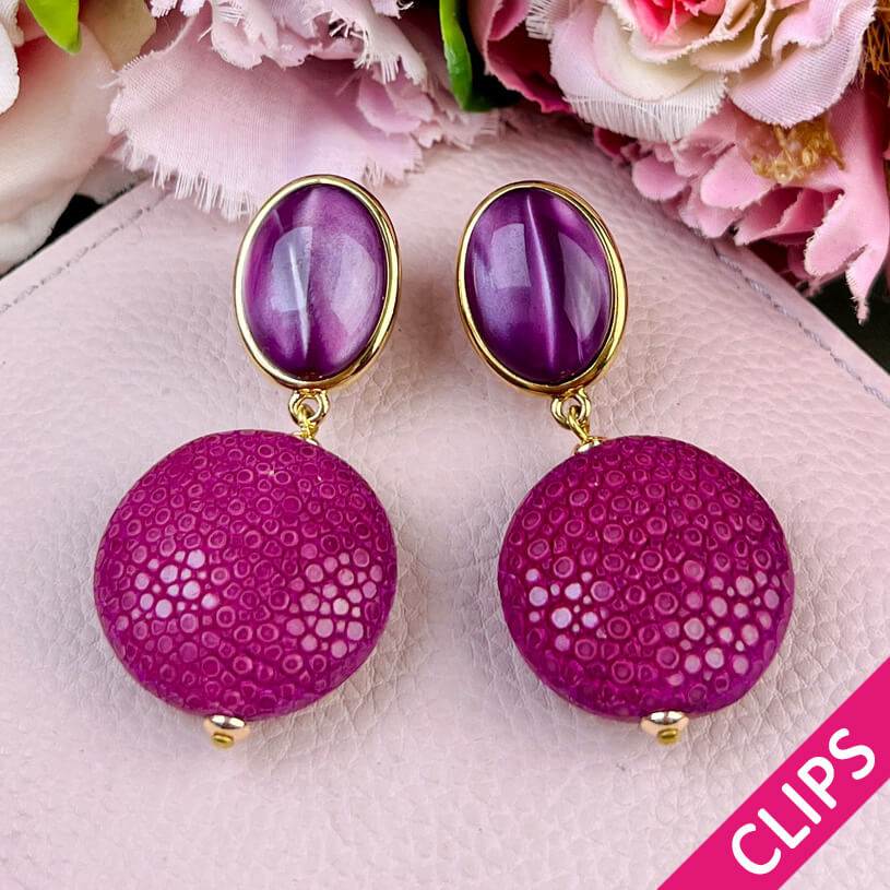Violette Ohrclips mit magentafarbenem Anhänger in Rochenhautoptik