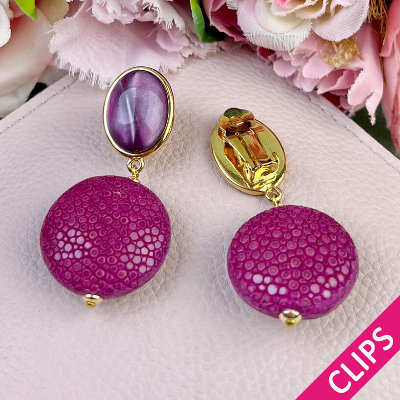 Violette Ohrclips mit magentafarbenem Anhänger in Rochenhautoptik