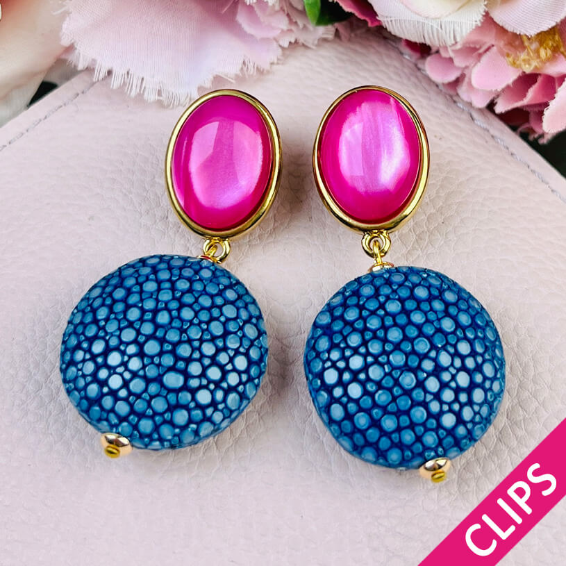 Pinke Ohrclips mit blauem Anhänger in Rochenhautoptik