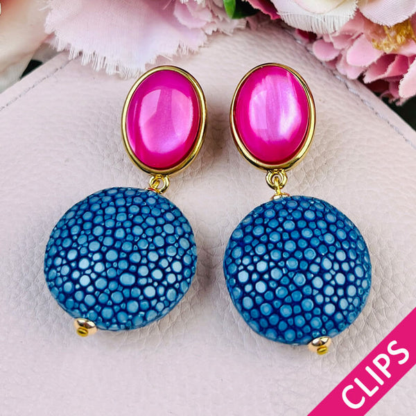 Pinke Ohrclips mit blauem Anhänger in Rochenhautoptik