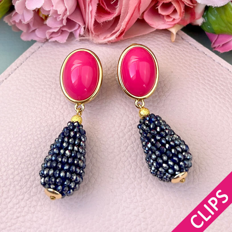 Pinkfarbene Ohrclips mit glitzerndem dunkelblauen Tropfen von AmuseToi