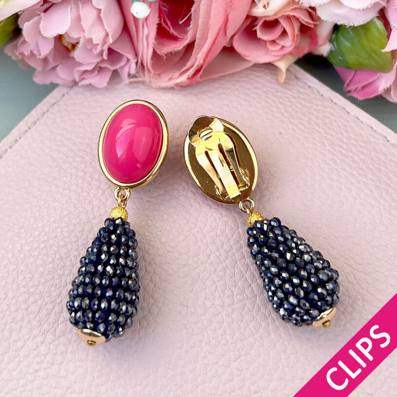 Pinkfarbene Ohrclips mit glitzerndem dunkelblauen Tropfen von AmuseToi