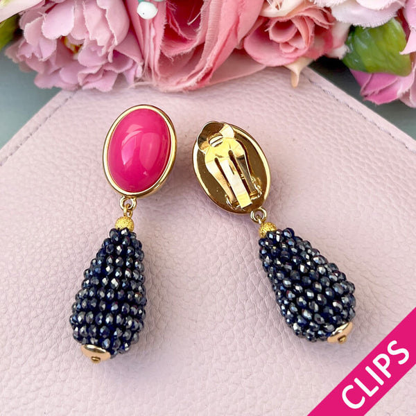 Pinkfarbene Ohrclips mit glitzerndem dunkelblauen Tropfen von AmuseToi