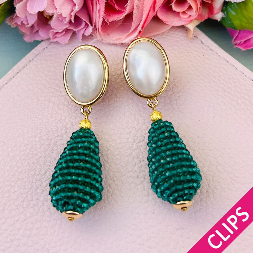Ohrclips in Perlmuttfarben mit glitzerndem dunkelgrünem Tropfen