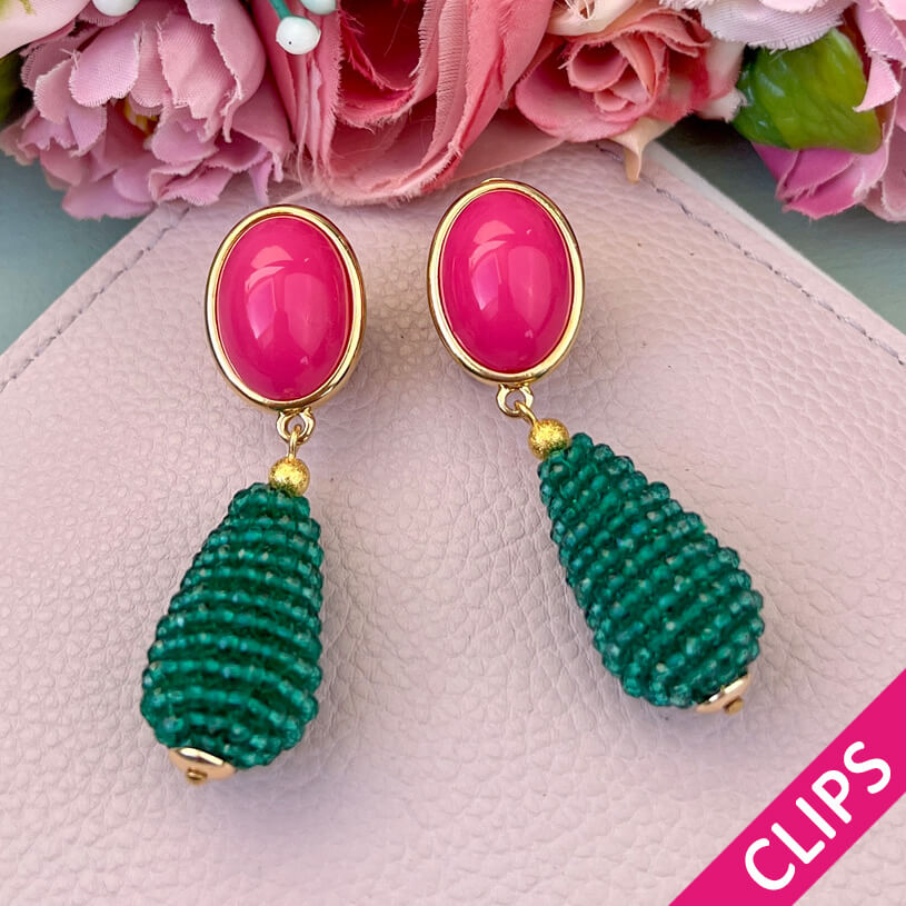 Pinkfarbene Ohrclips mit glitzerndem dunkelgrünen Tropfen